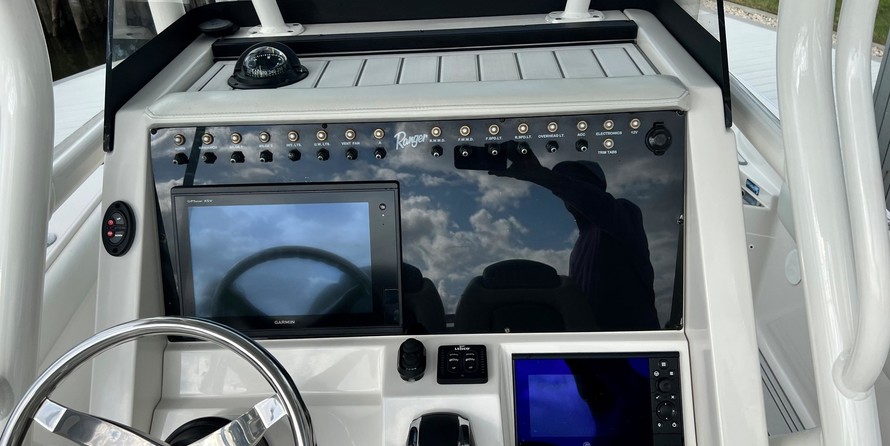 Ranger boats 2400 bay