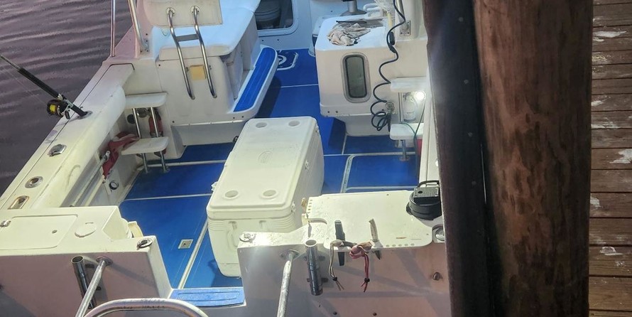 Glacier bay isle runner blue hull 2670