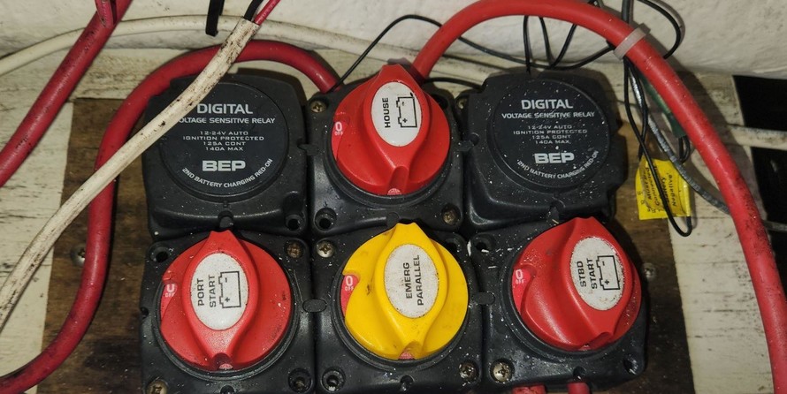 Glacier bay isle runner blue hull 2670