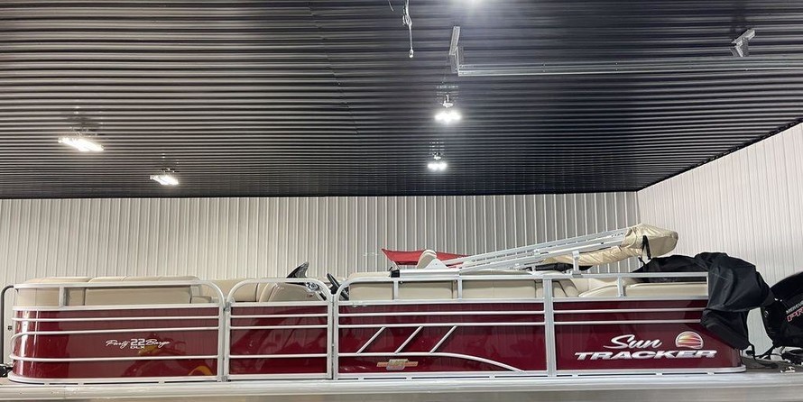 Sun Tracker Party Barge 22 DLX