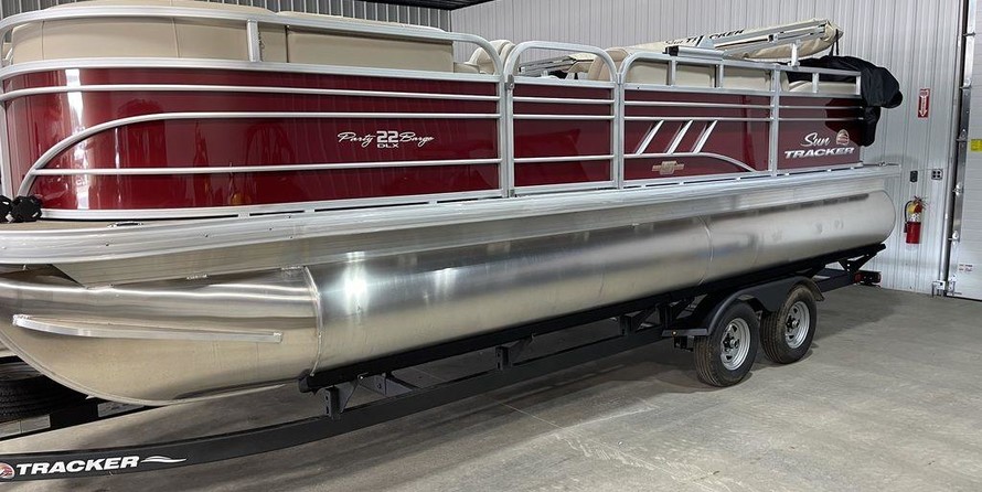 Sun Tracker Party Barge 22 DLX
