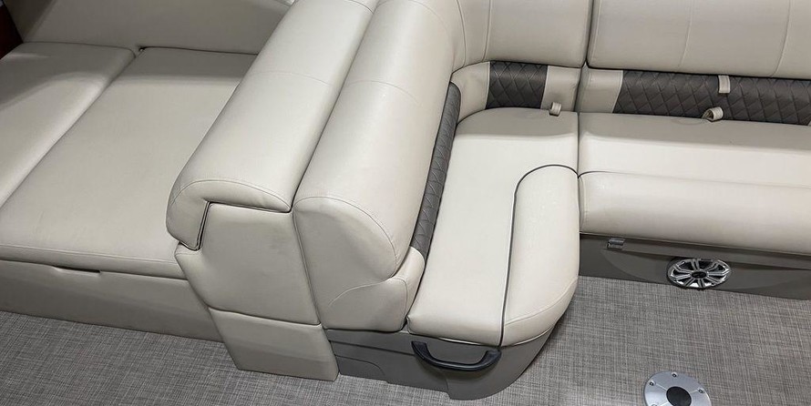 Sun Tracker Party Barge 22 DLX