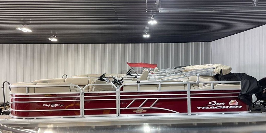 Sun Tracker Party Barge 22 DLX