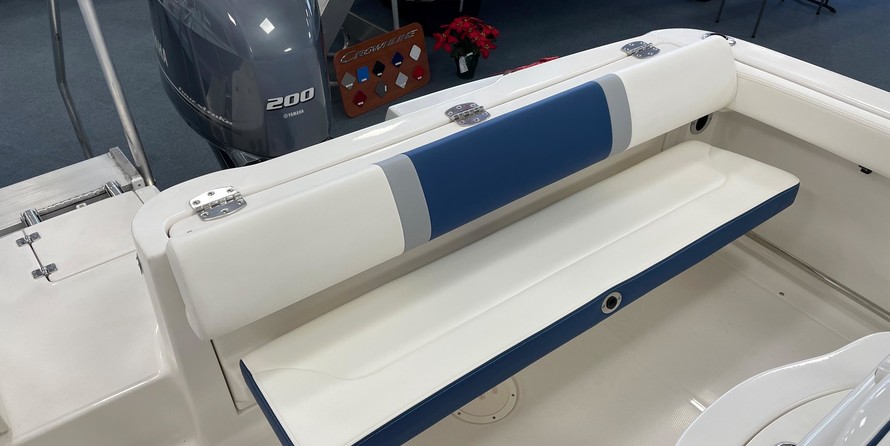 Robalo R222 Center Console