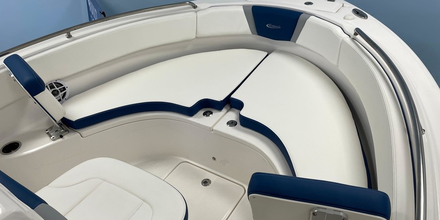 Robalo R222 Center Console