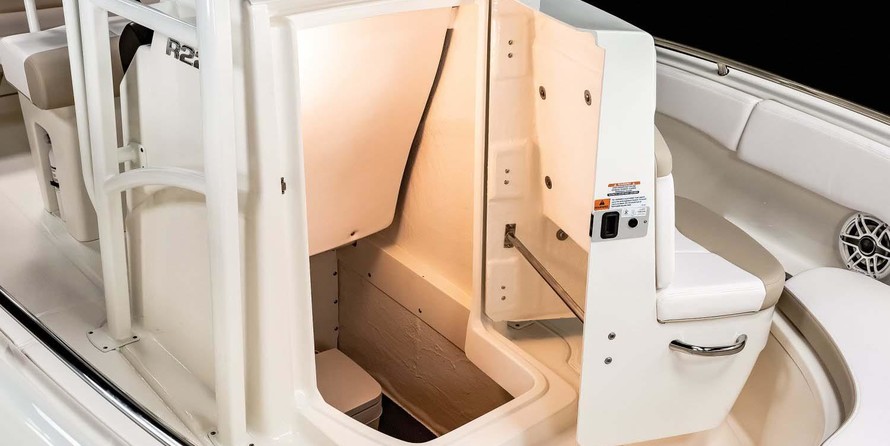 Robalo R222 Center Console