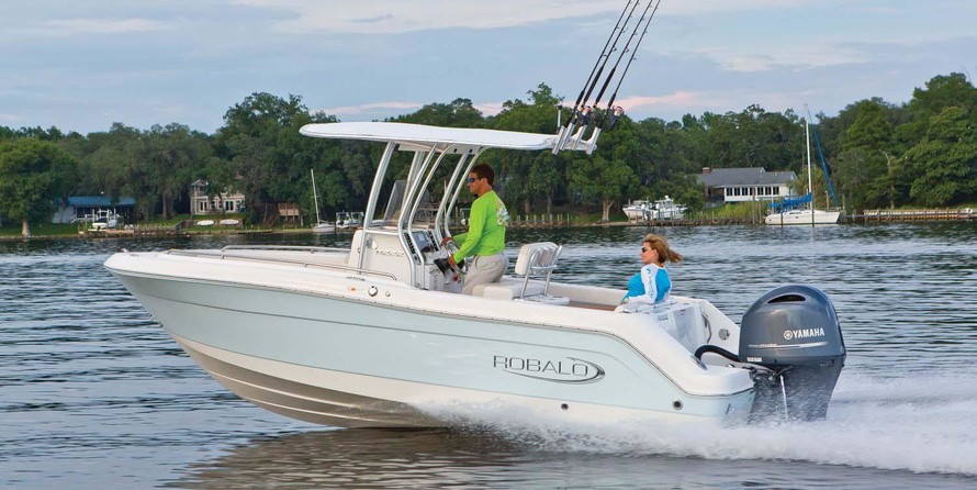 Robalo R222 Center Console