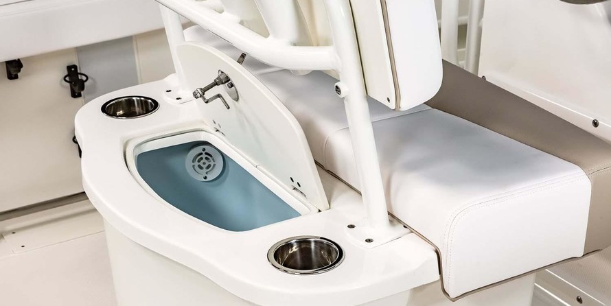 Robalo R222 Center Console