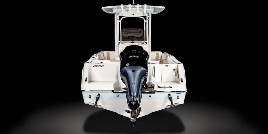 Robalo R222 Center Console