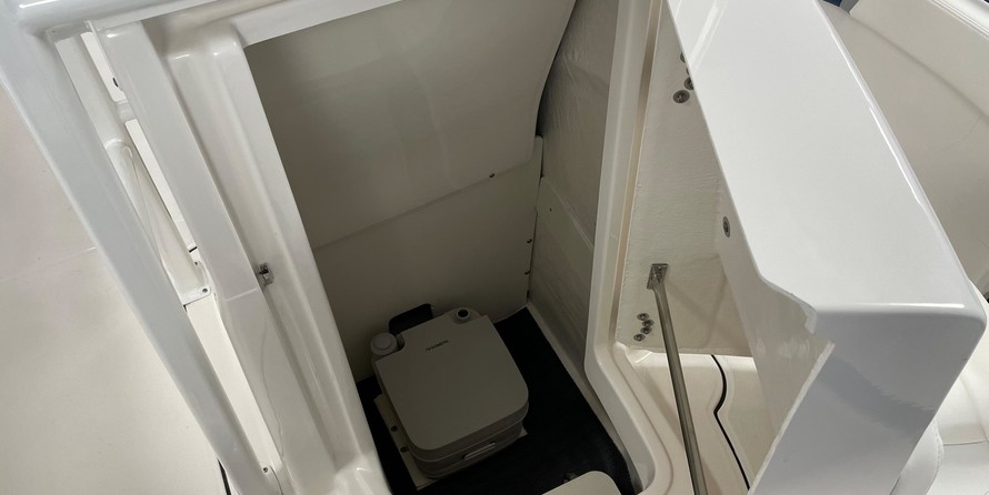 Robalo R222 Center Console