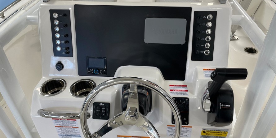 Robalo R222 Center Console
