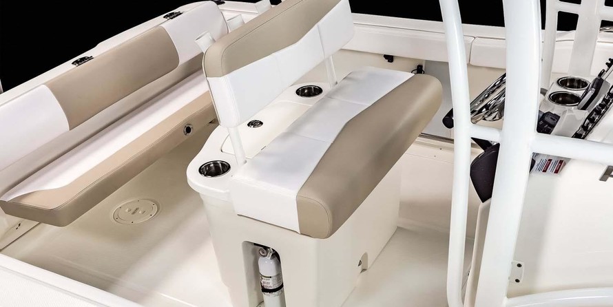 Robalo R222 Center Console