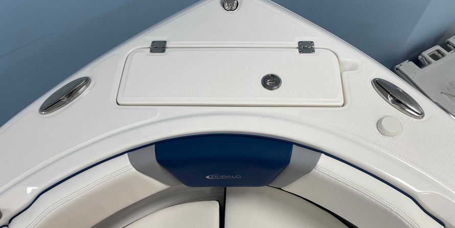 Robalo R222 Center Console