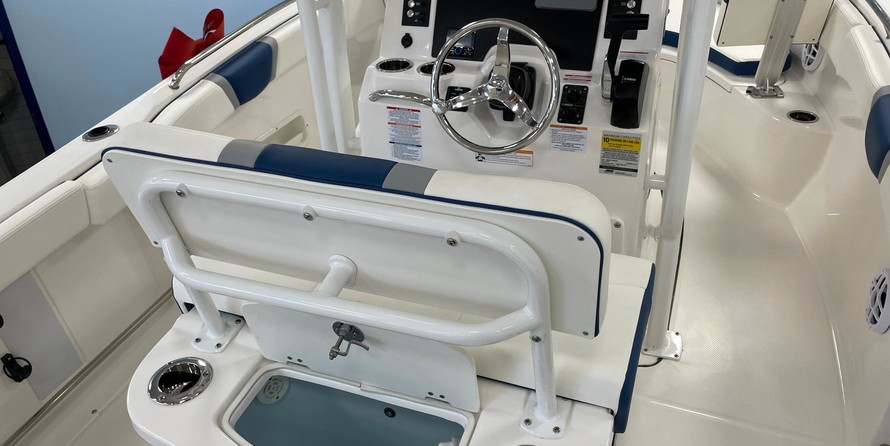 Robalo R222 Center Console