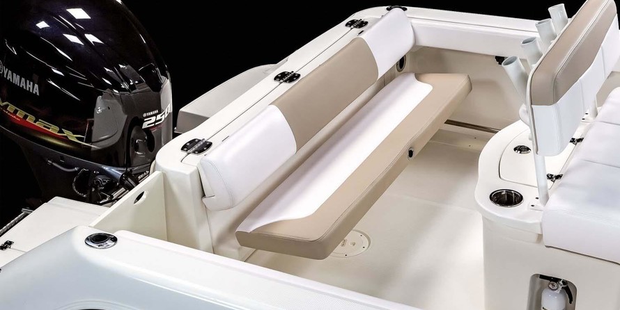 Robalo R222 Center Console