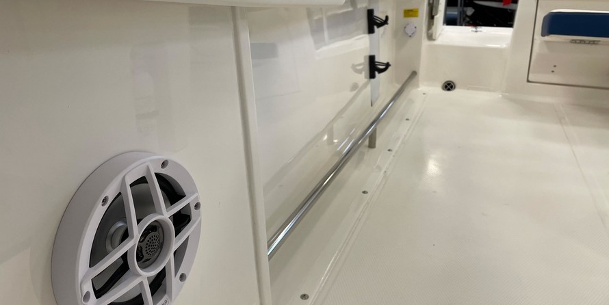 Robalo R222 Center Console