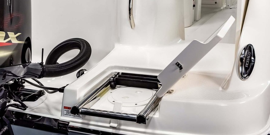 Robalo R222 Center Console