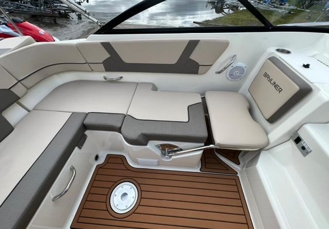 Bayliner VR5 Cuddy