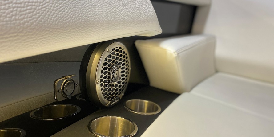 Cruisers Yachts 38 Express