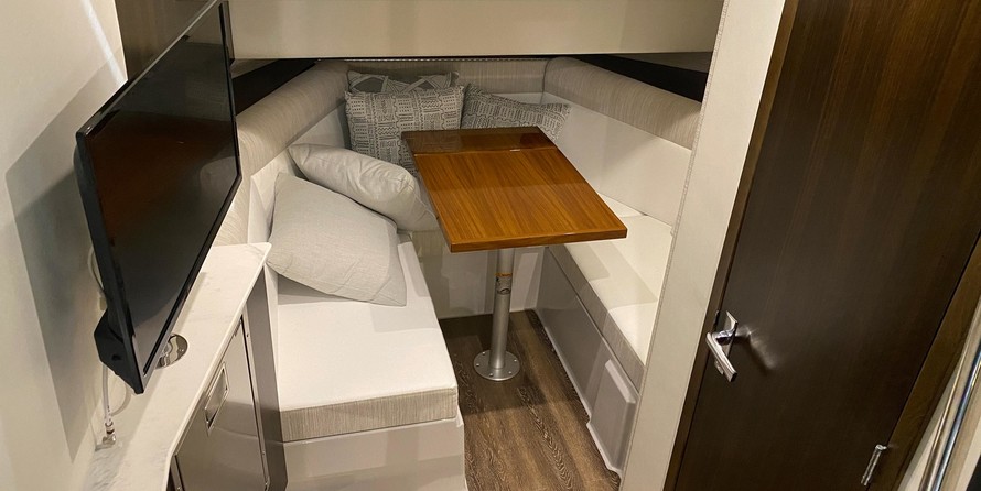 Cruisers Yachts 38 Express