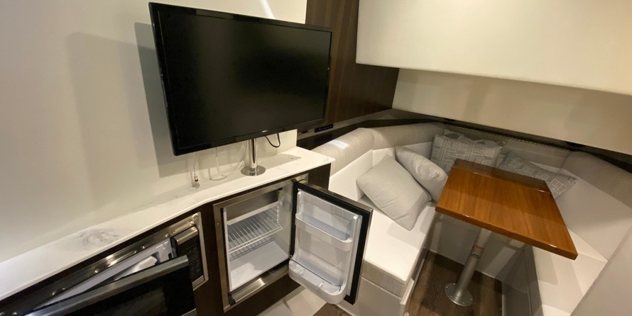 Cruisers Yachts 38 Express