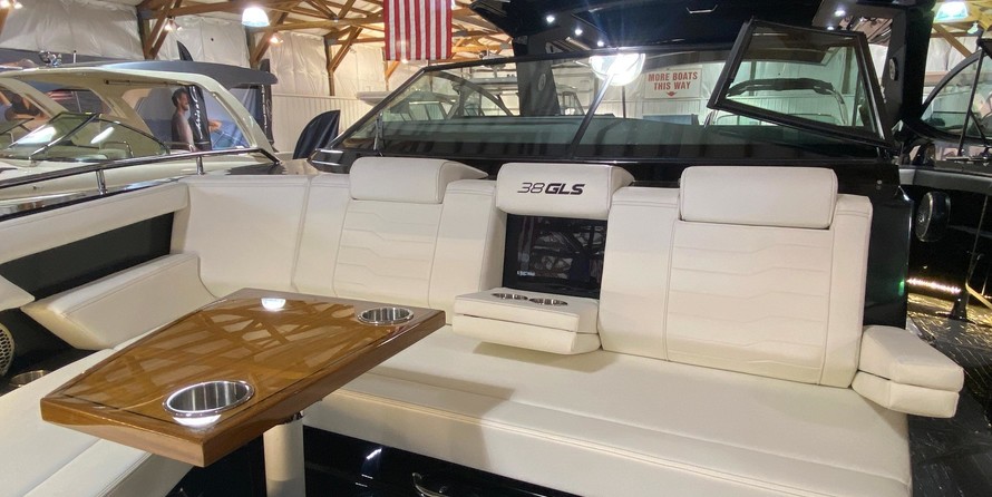 Cruisers Yachts 38 Express