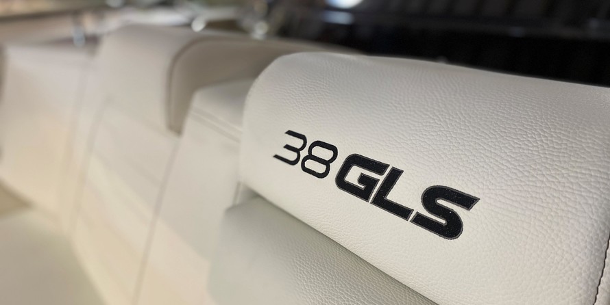 Cruisers Yachts 38 Express