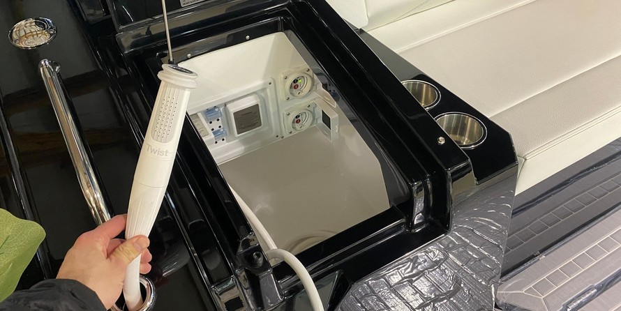 Cruisers Yachts 38 Express