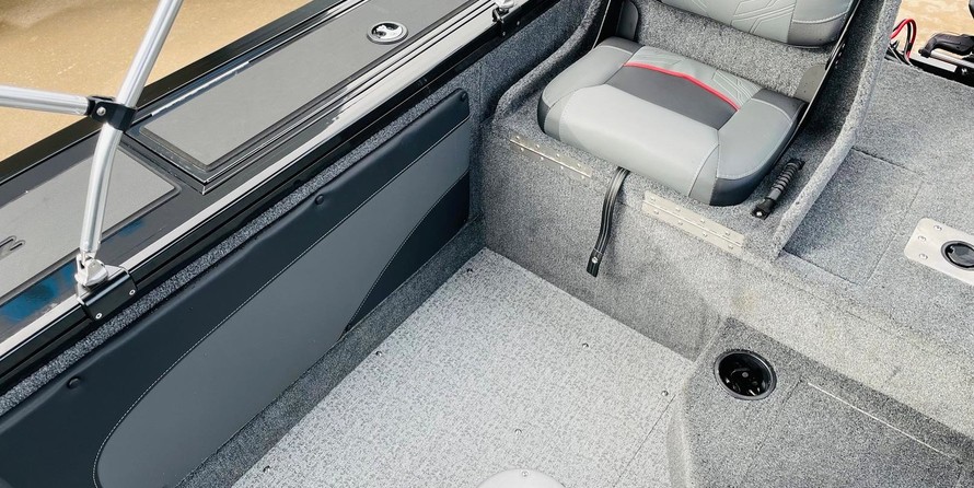 Tracker Targa V-19 WT