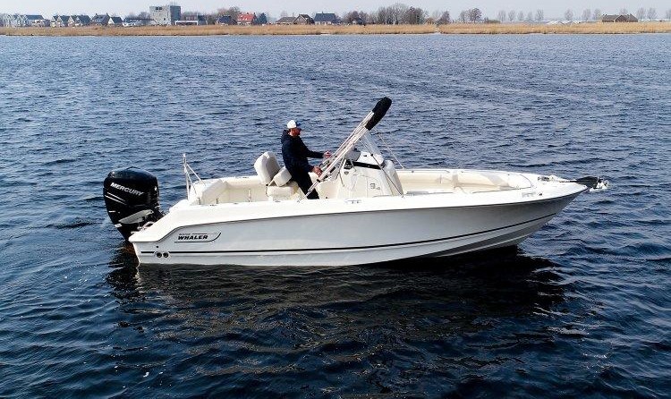 Boston Whaler 230 Outrage