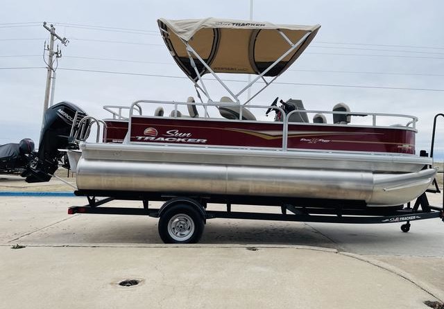 Sun Tracker Bass Buggy 18 DLX