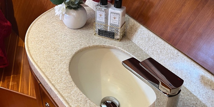 Sea ray 480 sedan bridge