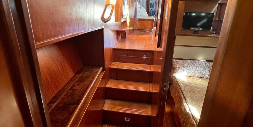 Sea ray 480 sedan bridge