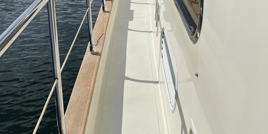 Sea ray 480 sedan bridge