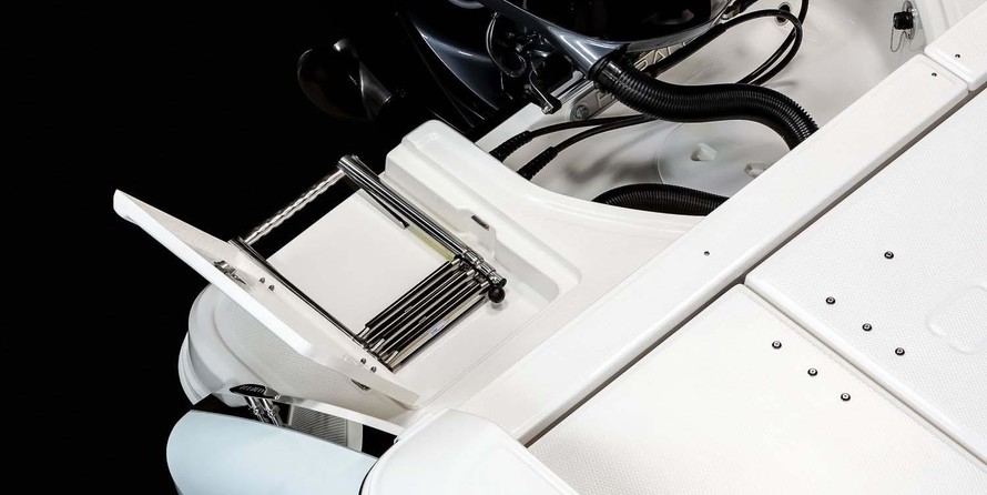 Robalo R230 Center Console