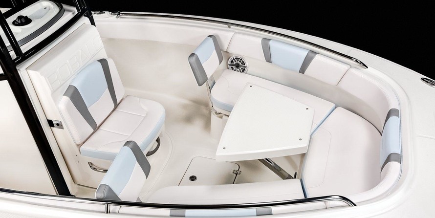 Robalo R230 Center Console