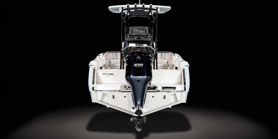 Robalo R230 Center Console