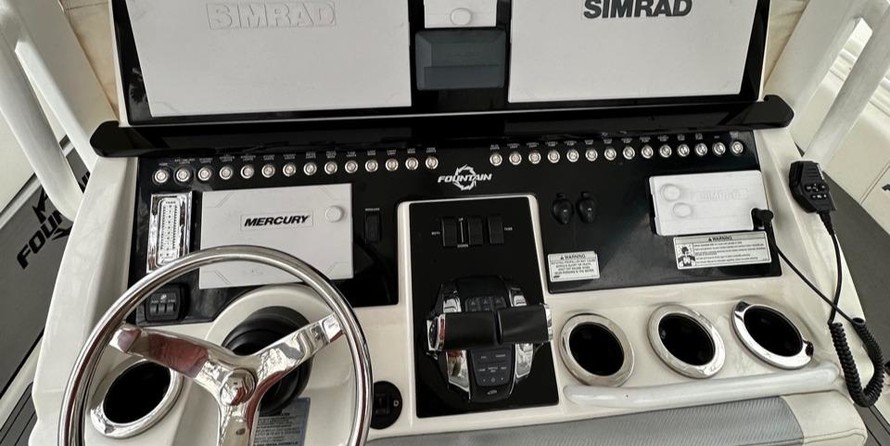 Fountain 38 center console te