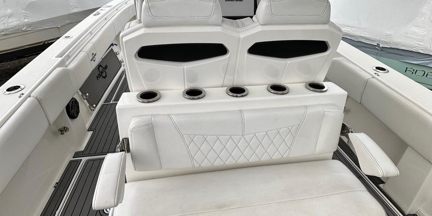 Fountain 38 center console te