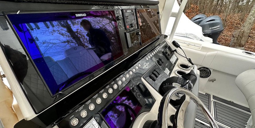 Fountain 38 center console te