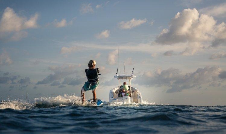 Boston Whaler 230 Outrage