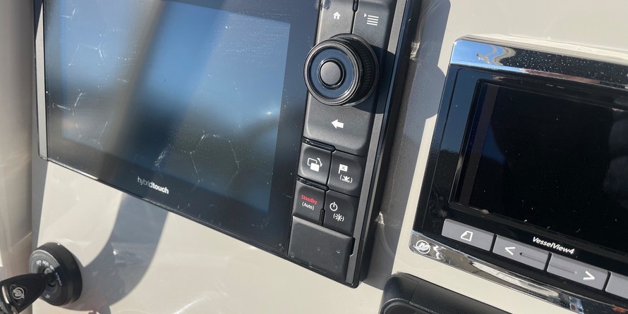 Boston Whaler 230 Outrage