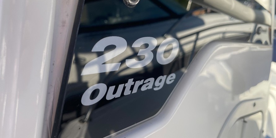 Boston Whaler 230 Outrage
