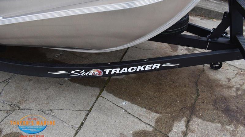 Sun Tracker Party Barge 20 DLX