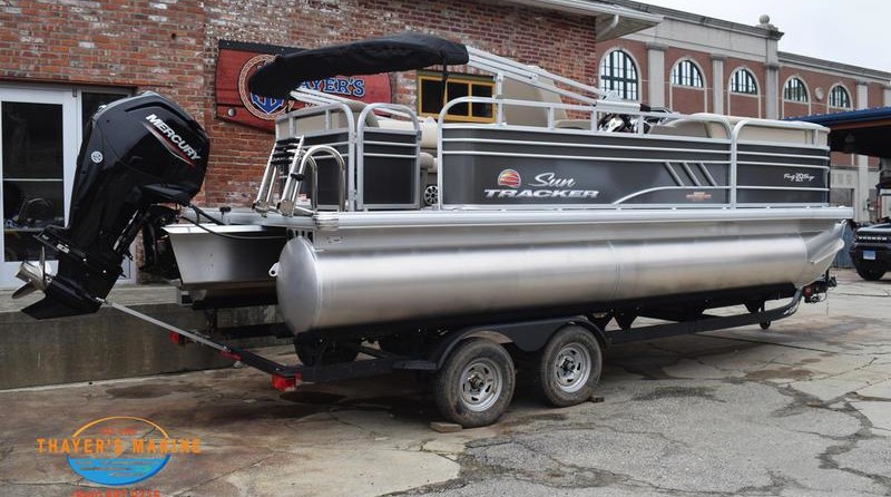 Sun Tracker Party Barge 20 DLX