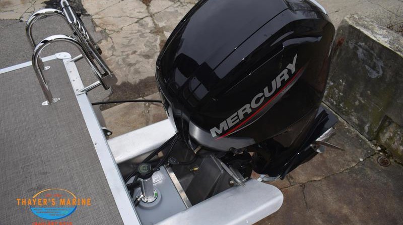 Sun Tracker Party Barge 20 DLX