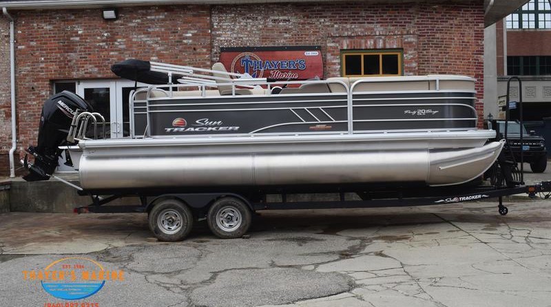 Sun Tracker Party Barge 20 DLX