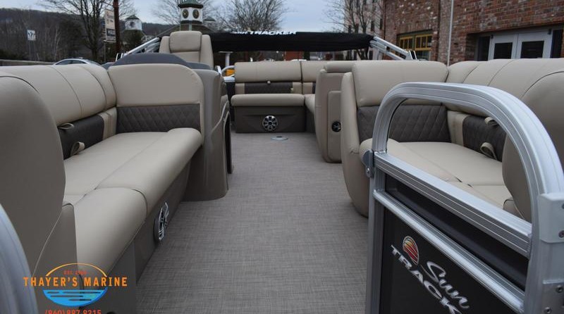 Sun Tracker Party Barge 20 DLX