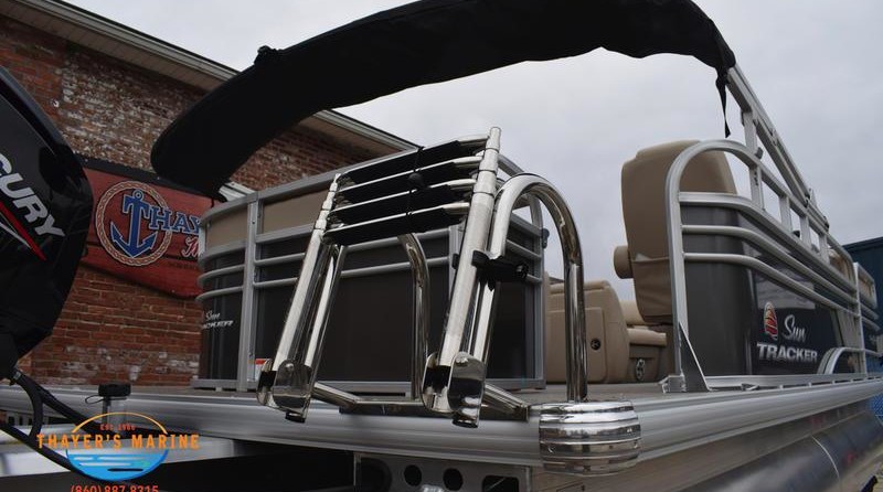 Sun Tracker Party Barge 20 DLX