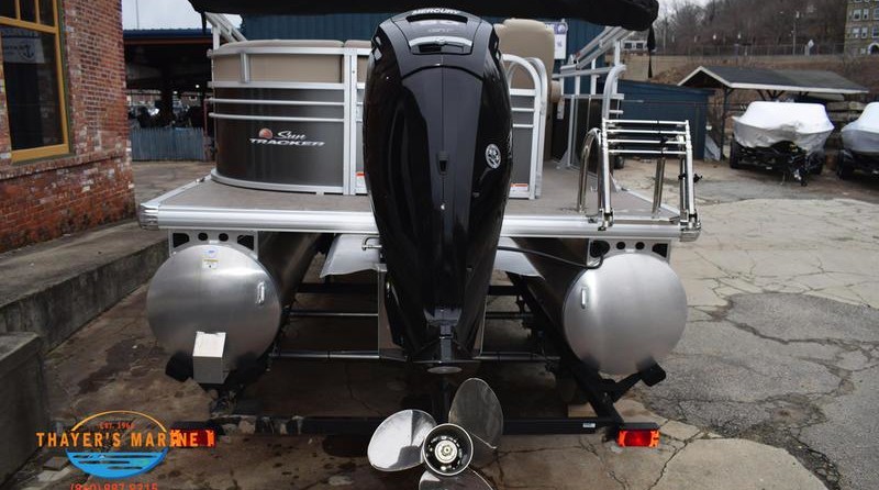 Sun Tracker Party Barge 20 DLX